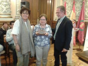 Reconocimiento del Ayuntamiento a Carmen Quintero al compromiso personal a favor de los valores de la convivencia